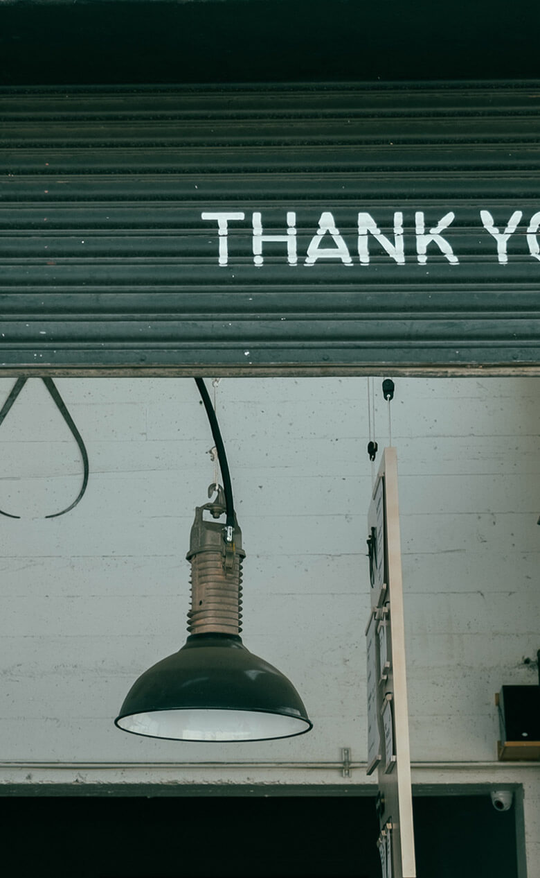 Image d'une lampe avec inscription Thank You sur un mur