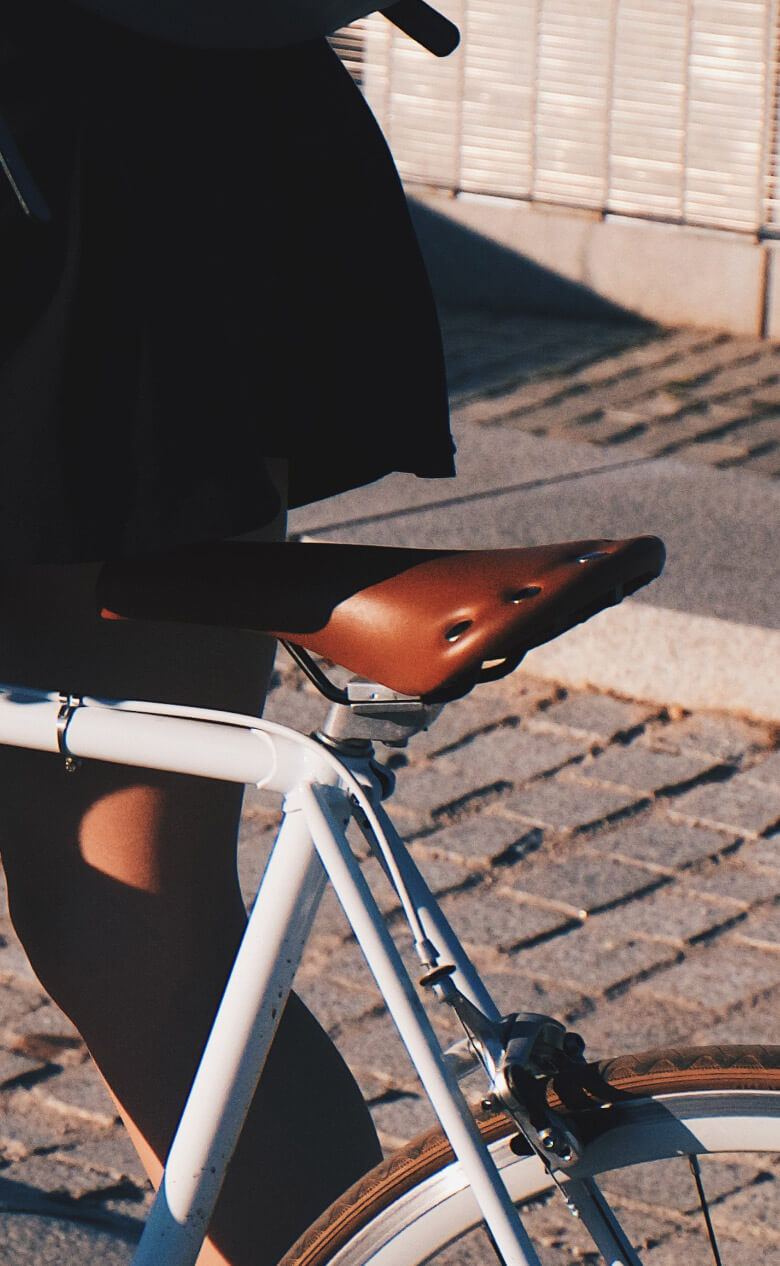 Image d'une personne debout à côté de la selle de son vélo